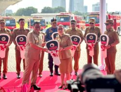 Gubernur DKI Pramono Anung Serahkan Hibah Kendaraan Pemadam Kebakaran Kepada Pemkab Minahasa