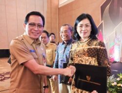 Wakili Bupati Minahasa, Sekda Lynda Watania Terima Piagam TPID Berprestasi 2025