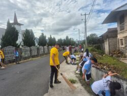 Dalam Jumat Bersih, Kapolsek Kakas Sampaikan Budaya Bersih dan Peduli Lingkungan di Tengah Masyarakat.