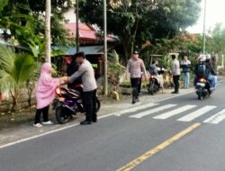 Kapolsek Toulimambot Stenly Carundeng Bagikan Takjil di Depan Masjid Besar Diponegoro Tegal Redjo