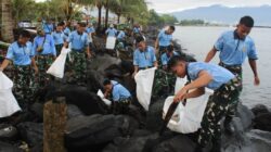 Personel Lanud Sam Ratulangi Laksanakan Kurve di Pantai Karang Ria Dukung Karya Bakti Gerakan Indonesia ASRI