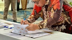 Bupati Robby Dondokambey dan Ketua TP-PKK Martina Lengkong Mengikuti Penandatanganan Kesepakatan Bersama dan Perjanjian Kerjasama PSEL.