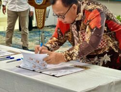 Bupati Robby Dondokambey dan Ketua TP-PKK Martina Lengkong Mengikuti Penandatanganan Kesepakatan Bersama dan Perjanjian Kerjasama PSEL.