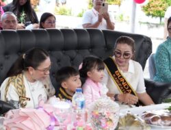 Dua Wanita Terhebat, Wabup Vasung dan Ketua TP-PKK Juga Sebagai Bunda PAUD Martina Lengkong Membuka Kegiatan Lomba PAUD Tingkat Kabupaten.