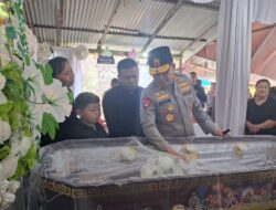 Kapolda Sulut Kunjungi Rumah Duka Brigadir Anumerta Excel Y.R.V. Mamuli, Sampaikan Penghiburan kepada Keluarga