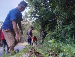 Sambut HUT ke-81 RI, Perangkat Desa Tombasian Bawah Gelar Kerja Bakti di Jalan Provinsi. 