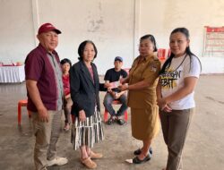Hukum Tua Elsje Tandaju Serahkan BLT-DD Tahap 1 hingga 6 kepada 10 KPM Desa Pinabetengan. 