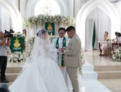Pemberkatan Zachary-Sarah di GMIM Petra Sawangan, Wabup Vanda Serahkan 7 Dokumen Kependudukan. 